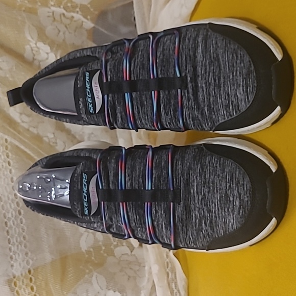 Skechers Shoes - SKECHERS ARCH FIT *SIZE 8*